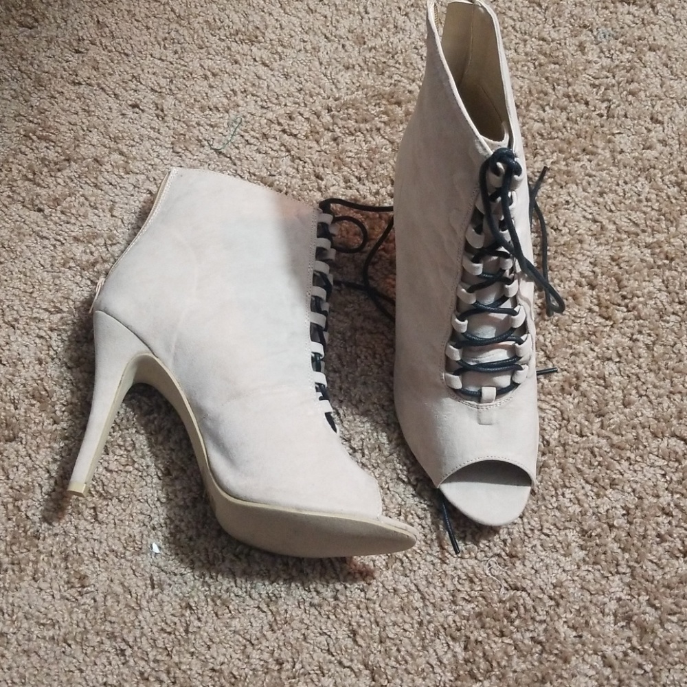 Q by Esquire nude booties w/black laces size 10